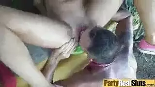 شقراء ببدلة أرنب وردية تحصل على فرجها الضيق مفصولًا بإصبع بقوة