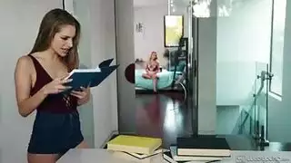 مقص صعب بين الأخت غير الشقيقة – إصبع في كس مبلل حتى القذف