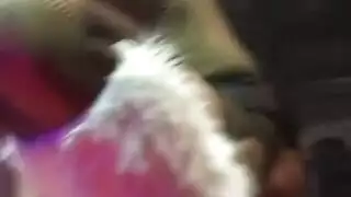 فتاة مثيرة تستمع بمص قضيب ضخم بعمق