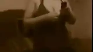 رقصة صديقتي القحبة بقميص النوم الأحمر تنتهي بقذف داخل مهبلها على السرير