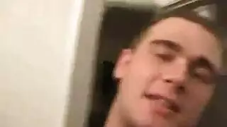 تقبيل الهرة الأكل شاب