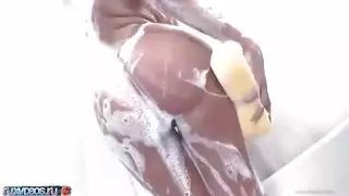 موظيفة وقحة تأخذ قضيب قوي واستحمام مني على صدرها