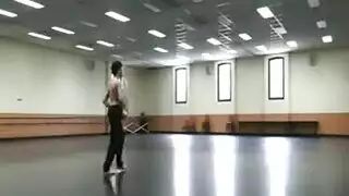 حبر على أثدائها الكبيرة مشهد إباحي صريح