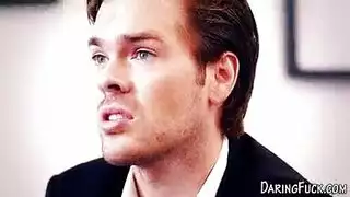 اثنين من النساء الجميلات تمتص ديك من نفس الرجل