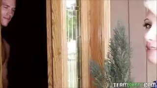 مراهقة ذات فرج ضيق تتعرض لجماع شرجي قوي في مشهد إباحي صريح