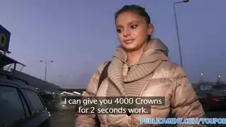 تتقاطع النظرات، تنزل الركبتان: فم جائع يلبي رغباتها