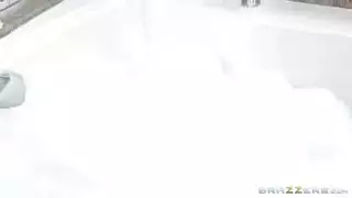 نيك زوجة الأب السمراء بوضعية كلابي في حوض الاستحمام