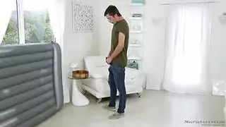 شهوة الأشقاء: من تدليك استرخائي إلى جنس عنيف