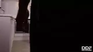 قضيب كبير قوي يضاجع كس السمراء الضيق