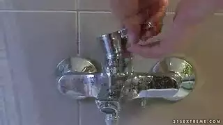 الدعم في الحمام يتحول إلى رغبة محرمة في قضيب بابا