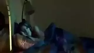 ينام مع الام في السرير