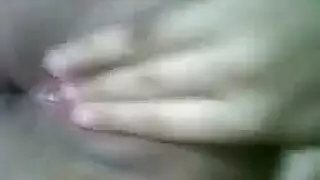 امرأة سمراء مثيرة تحصل على لعبة جنسية بعمق داخل كس ، أثناء استخدام دسار زجاجي