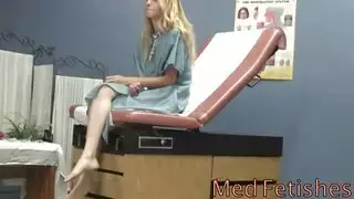 جلسة جنس في العيادة: الطبيب يركب مؤخرة المريضة على طاولة الفحص