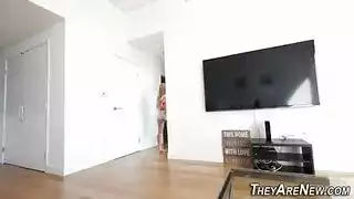 شقراء ذات مؤخرة كبيرة تتفاخر بمؤخرتها قبل أن تركبك بقوة