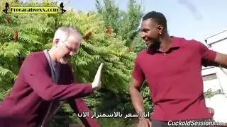 الزوجة تأخذ عضوًا أسمرًا من فحل مستأجر بينما الديوث الزوج يصور