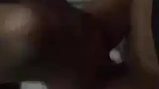 فتاة جامعية جميلة تستمني بقضيب اختراق مزدوج سميك، تئن وهي تضعه بعنف في فرجها المبلل