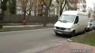 ثلاثي في الهواء الطلق: جلسة مص قضيب مزدوجة في الحديقة