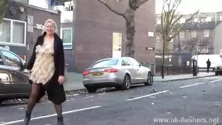 استمناء إباحي: قنبلة شقراء تبلغ ذروتها بقوة على هزاز