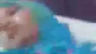 فرج صغير يتم تناكيه في جنس جماعي جامح