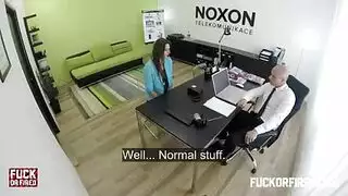 عاهرة المكتب الفرنسية تمص وتتناك من رئيسها لتحافظ على وظيفتها