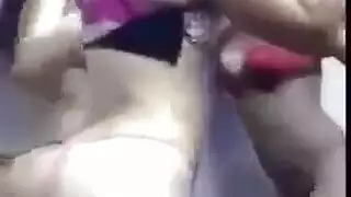 فتاتان مثارتان تتصرفان بجنون في جلسة ويب كام إكس إكس إكس