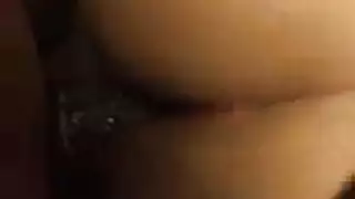 جنس شرجي مكثف: قضيب أسود كبير يوسع مؤخرتها الضيقة