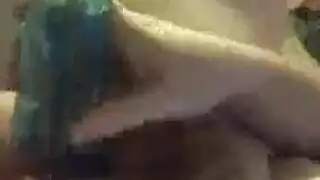 يومي إباحي: فتاة ذات شعر وردي تمص قضبان سوداء كبيرة بعمق