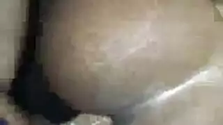 لقاء فندقي: مراهقة سمراء تُضاجع بقوة وتحب بعنف