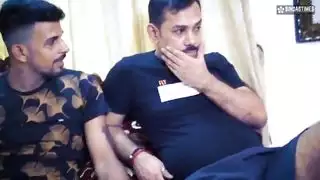 صديق هندي يشارك صديقته كبيرة الصدر في ثلاثي ديسي ساخن