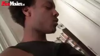 الشباب والبنات يتباوسون