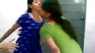 تلميذات وطالبات جامعيات في جماع جماعي مع لعق مهبل مبلل