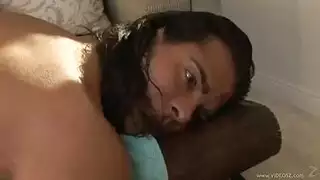 كتكوت مثيرة تركع لتمص قضيبًا صلبًا لفتاة تدخين مثيرة