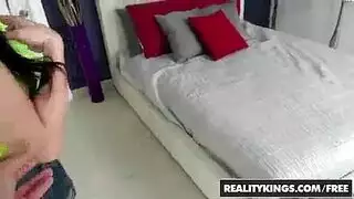 خيال ربة المنزل المشاغبة: إيلاج مزدوج مع شابين وسيمين وقضيب شوكولاتة