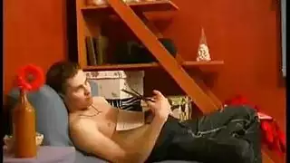 شخصية أمومية مثيرة تعلم تلميذًا راغبًا درسًا في المتعة