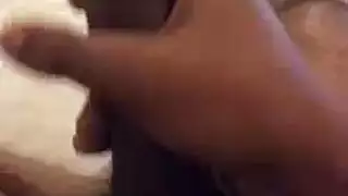 رجل قرنية هو حشو كس رطب غي طويل ذو وشم طويل، بينما ساخن على ركبتيها