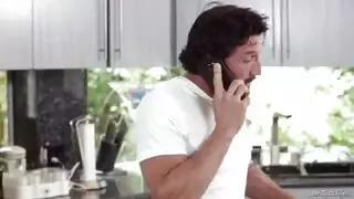 ابنة الزوج القوطية المدللة تكسبها شرجياً