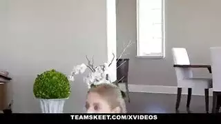 فتاة شقراء تمارس الجنس الشرجي بينما الأصابع تمدد مؤخرتها