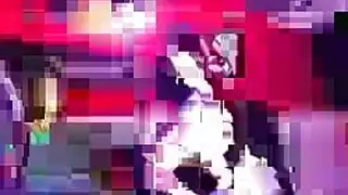 فتاة رقص القطب تأخذ شرجًا قاسيًا بينما يمسك رجلها العمود