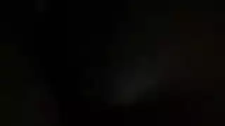 مؤخرة كبيرة وسمراء تأخذ قضيبًا بين الأعراق في حفلة جنس صيفية