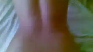 عاهرة ناضجة بجوارب سوداء تُمارس الجنس بقوة على الأرض