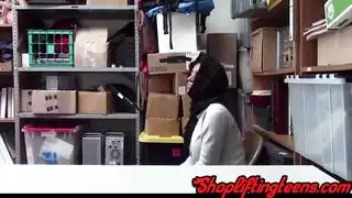 عاهرة عربية مراهقة تمص قضيبًا بإثارة وتنتهي بقذف على وجهها