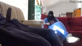 رفيق الزوج يعرض قضيبه الأسود الكبير لزوجته التركية الراغبة