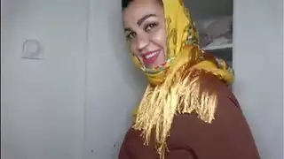 فتاة محجبة ذات مؤخرة ممتلئة تُمارس الجنس بعنف