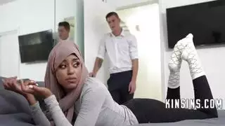 الحجاب يُنزع بينما الأخ غير الشقيق يضرب فرج أخته الضيق