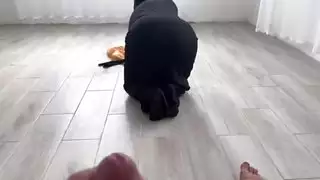 الخادمة الأم الشهوانية تحصل على فرجها المبلل ممتلئاً من الخلف أثناء التنظيف