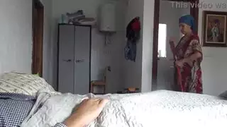 فتاة خدمة تركية مرعوبة من القضيب الأبيض الضخم لضيف أوروبي