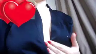 مراهقة ذات أثداء ضخمة تمص الحلمة وترتجف بشدة في مشهد إباحي صريح