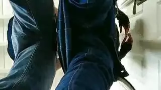 شاب يستدرج بنت خالته في الشقه وينيكها