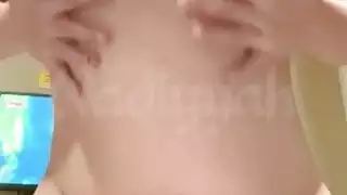 فتاة عربية ساخنة تظهر عارية ثدي طبيعي كبير وشفر مشعر