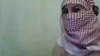 فتاة شرق أوسطية ذات أثداء كبيرة تخلع قميصها في بث ويب مباشر